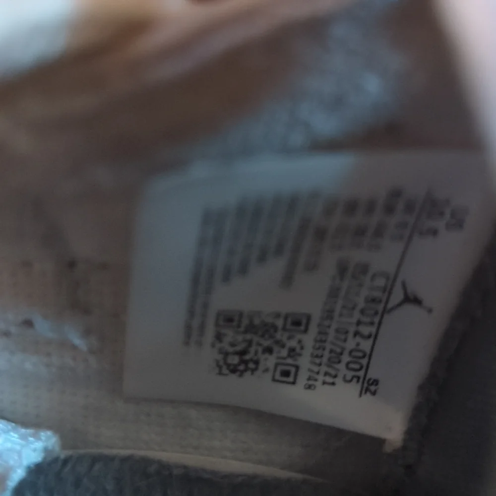 Jordan 11 Retro Cool Grey - Picture 6 of 6